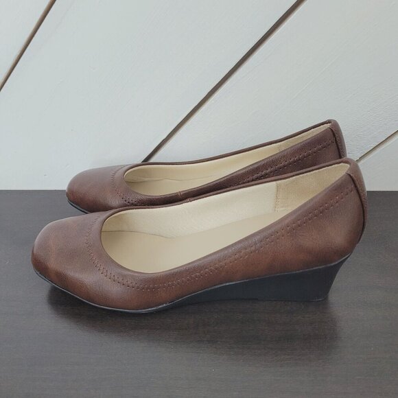 NEW LifeStride Groovy Womens Size 6.5W Wedge Pump Tan  ~ 6PT - Picture 2 of 8